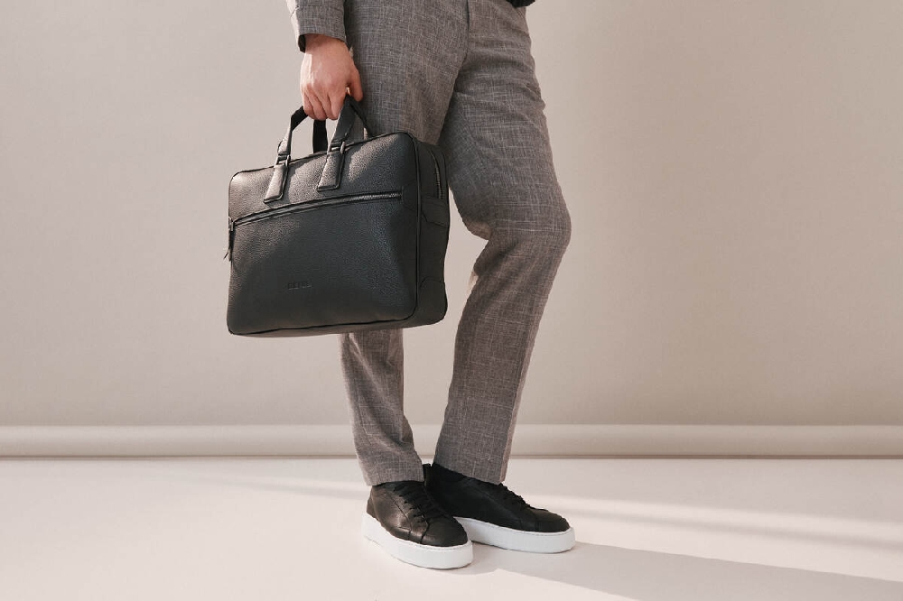 partea inferioara a unei tinute de barbati cu sneakersi